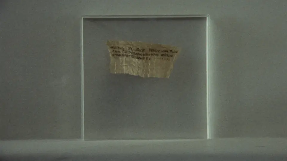 Pequeño fragmento de papiro griego antiguo protegido entre vidrios