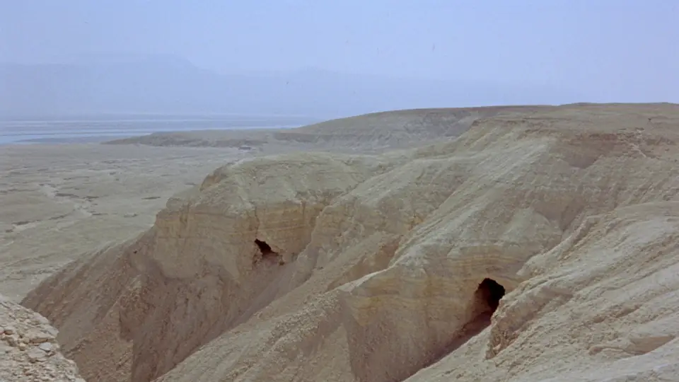 Cuevas de Qumrán en los acantilados del desierto, junto al mar Muerto